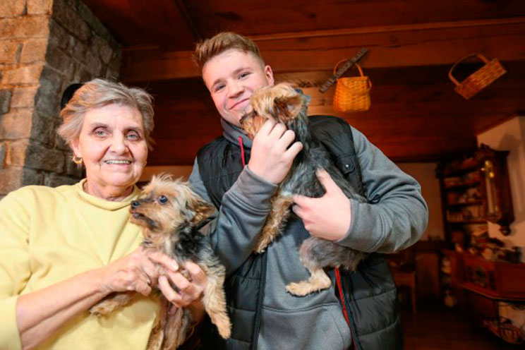 Un joven héroe rescata de un incendio a los perros de una anciana