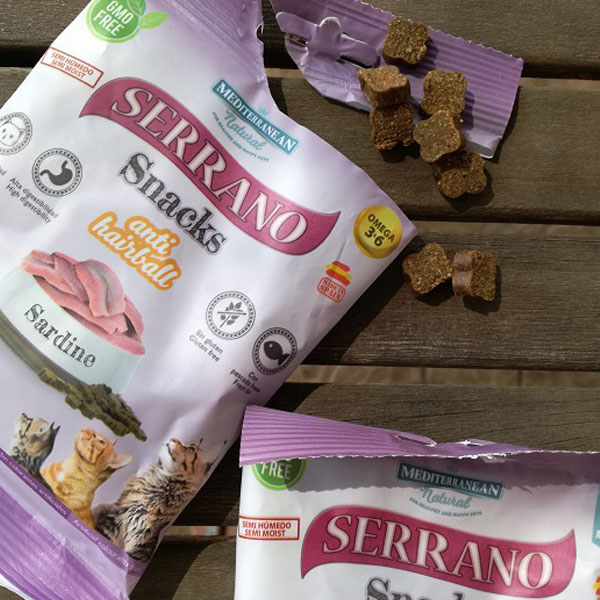 Sitandplas y Serrano Snacks para gatos de Mediterranean Natural