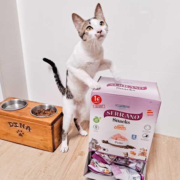 Dinamita The Cat y Serrano Snacks para gatos de Mediterranean Natural